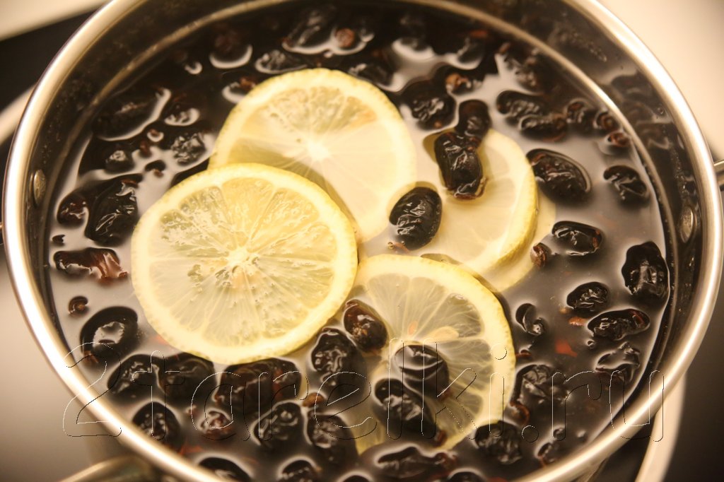 Напиток из шиповника и лимона