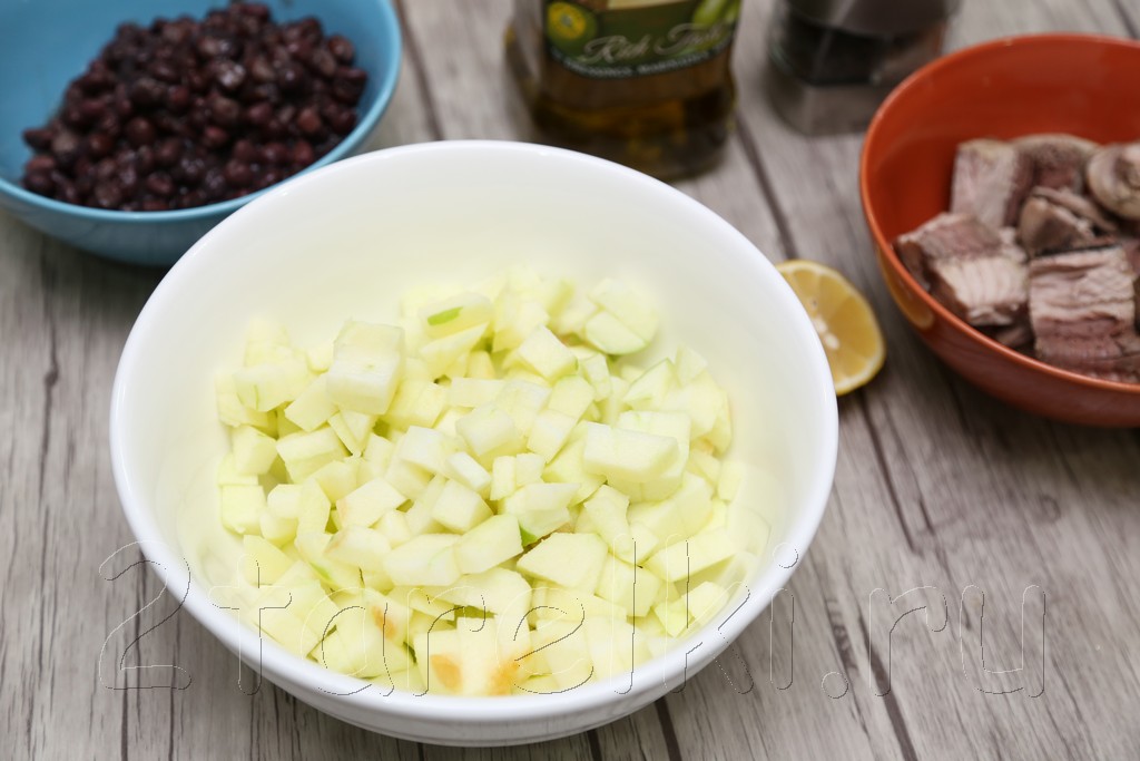 Фитнес-салат из тунца с яблоками и фасолью