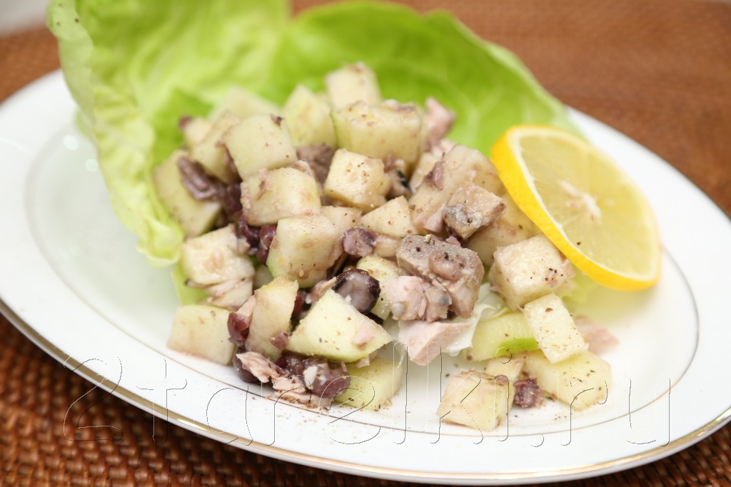 Фитнес-салат из тунца с яблоками и фасолью