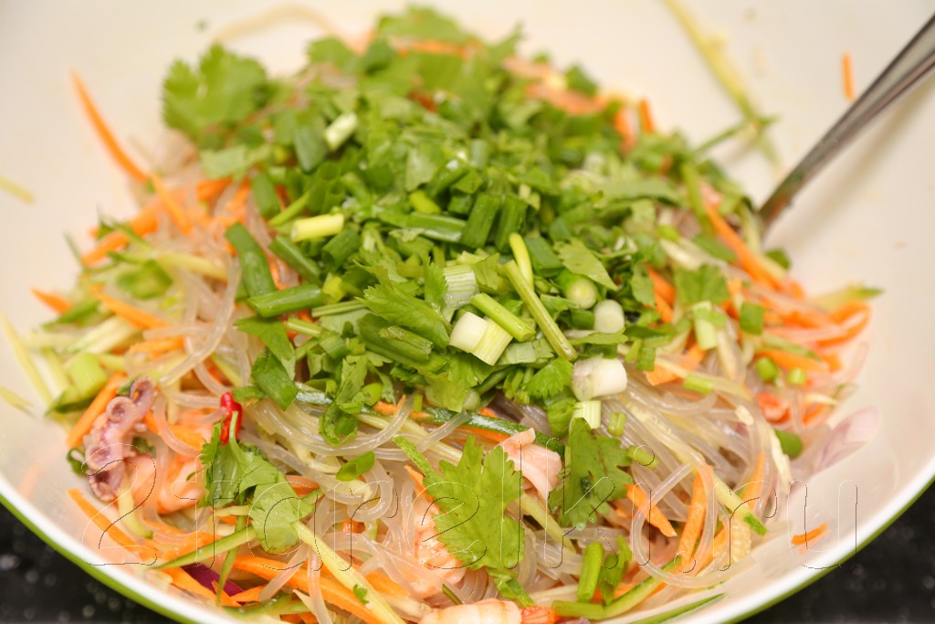 Салат из стеклянной лапши с морепродуктами по-тайски
