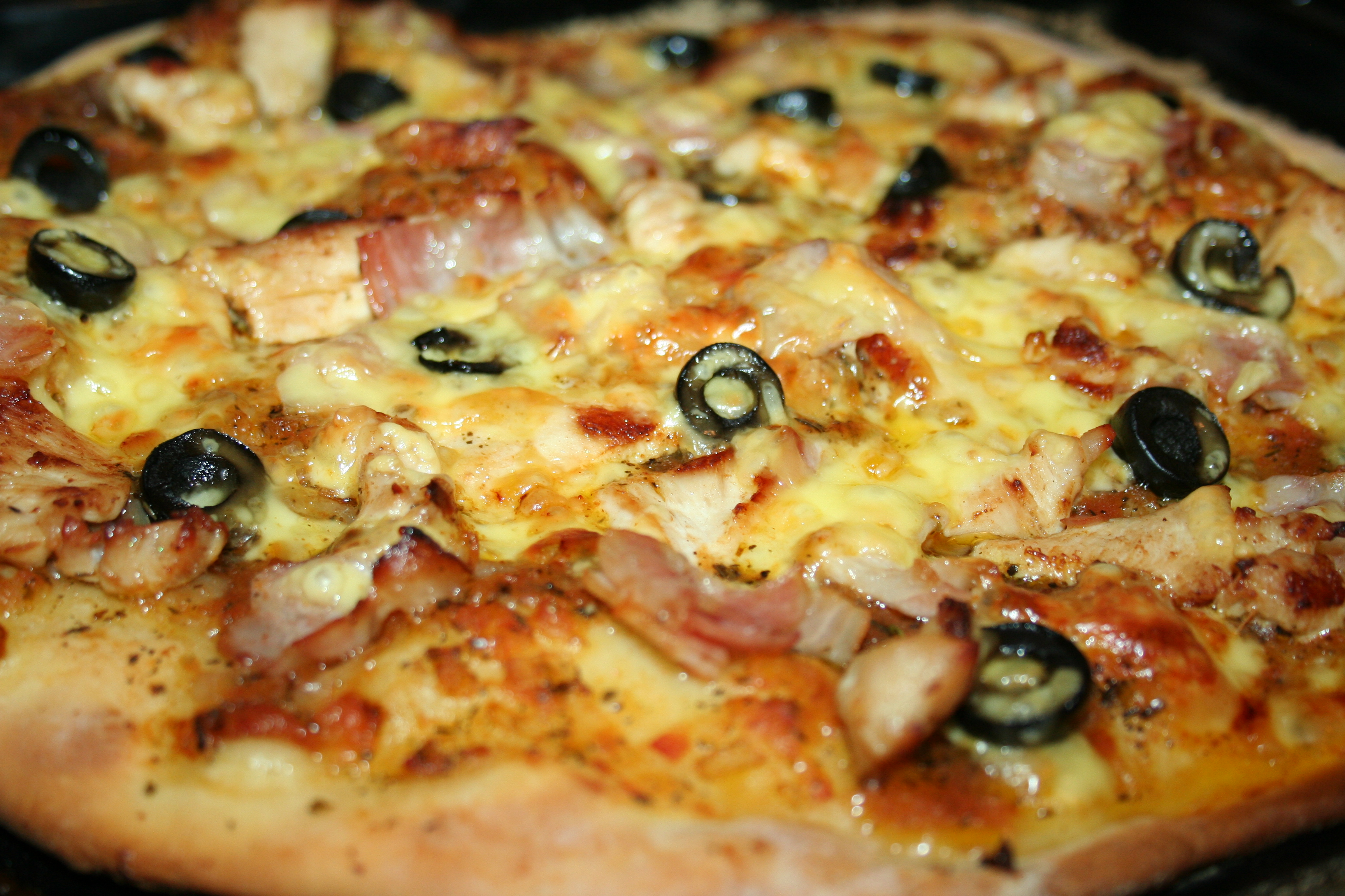 Пицца с колбасой, маслинами и солеными огурчиками