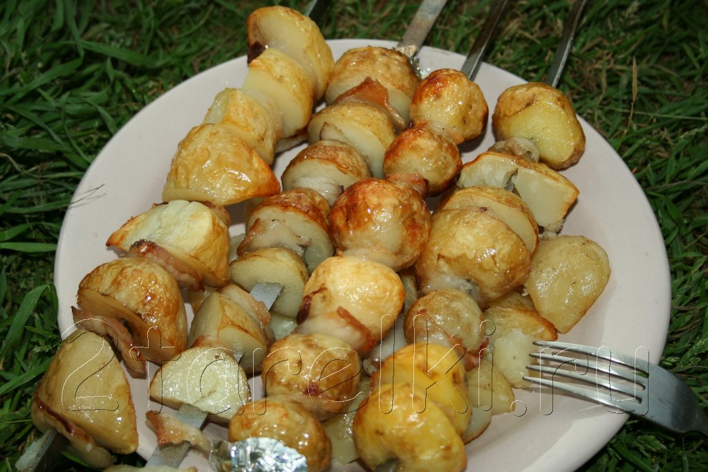 Картошка на шампурах на мангале (картофельный шашлык)