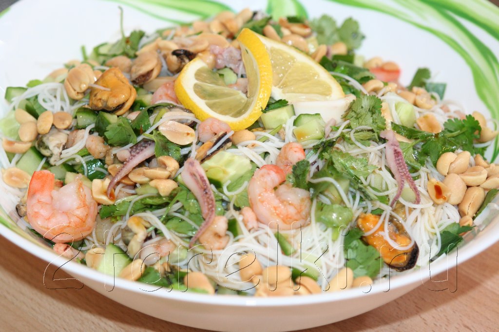 Салат из «морского коктейля» с оливками и рисом — рецепт с фото