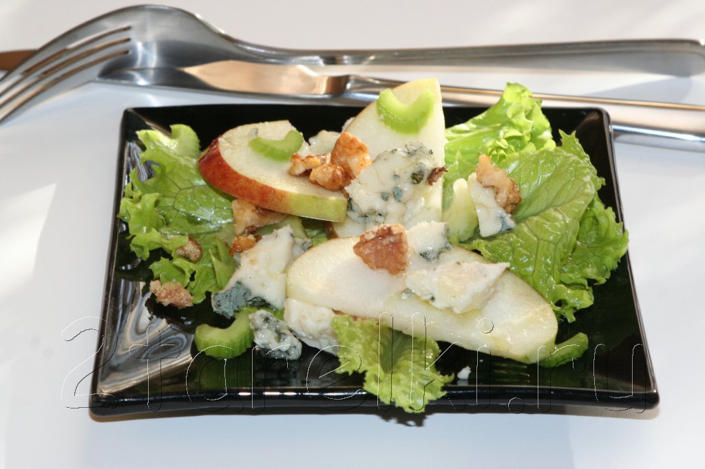 Французский салат с луком и яблоком