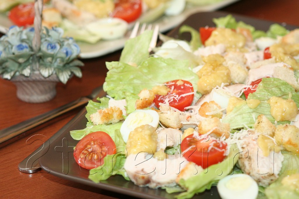 Нежный салат «Цезарь» с сухариками, чесноком и курицей