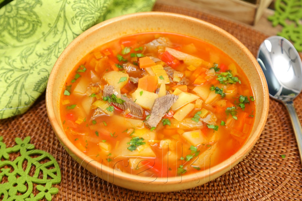 Венгерский суп из говядины с овощами «Пуста»
