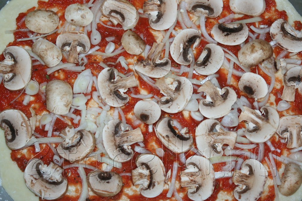 Пицца с грибами и колбасой 6