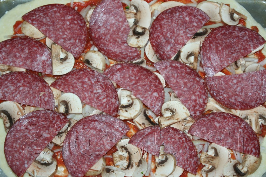 Пицца с грибами и колбасой 7