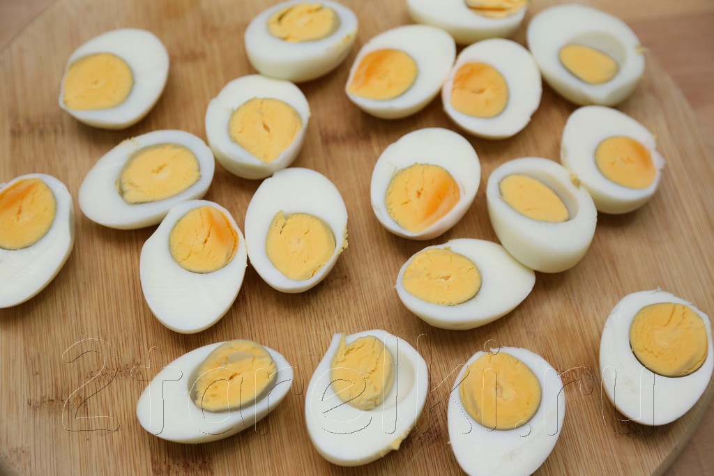 Фаршированные яйца с сельдью и икрой 2