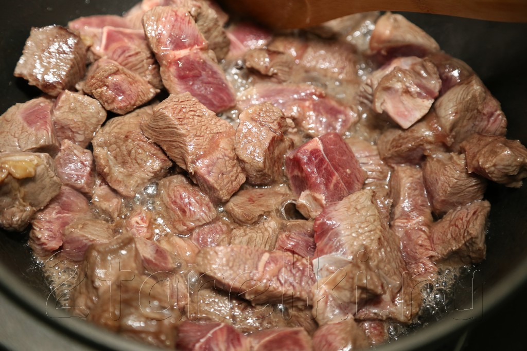 Мясо, тушенное в томатном соусе (SPEZZATINO al POMODORO)
