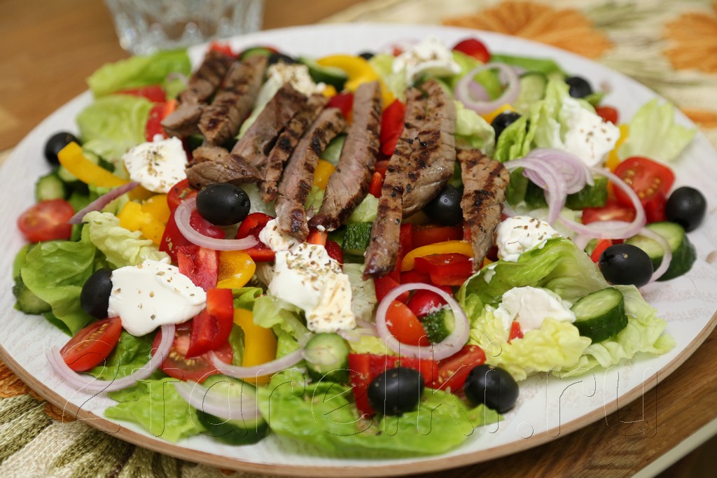 Греческий салат с говядиной-гриль