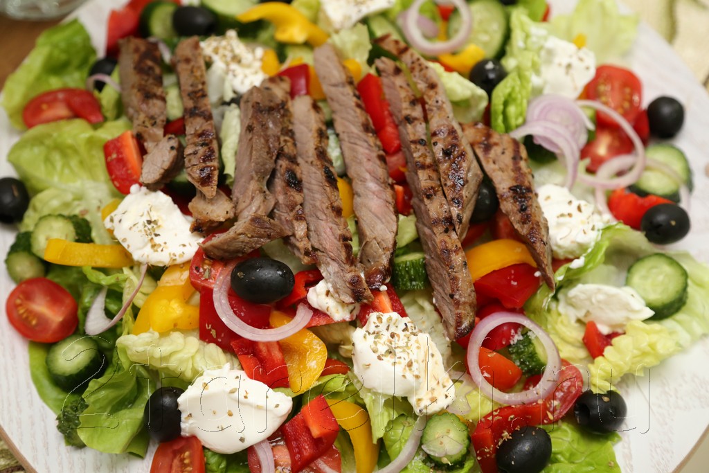 Греческий салат с говядиной-гриль 6