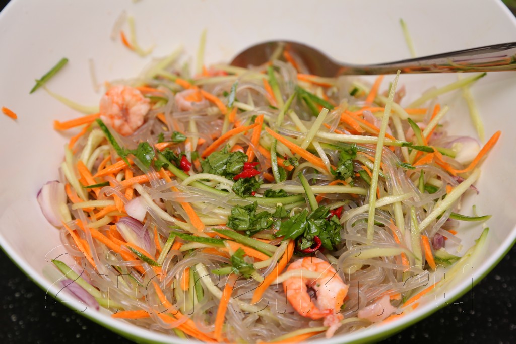Салат из стеклянной лапши с морепродуктами по-тайски