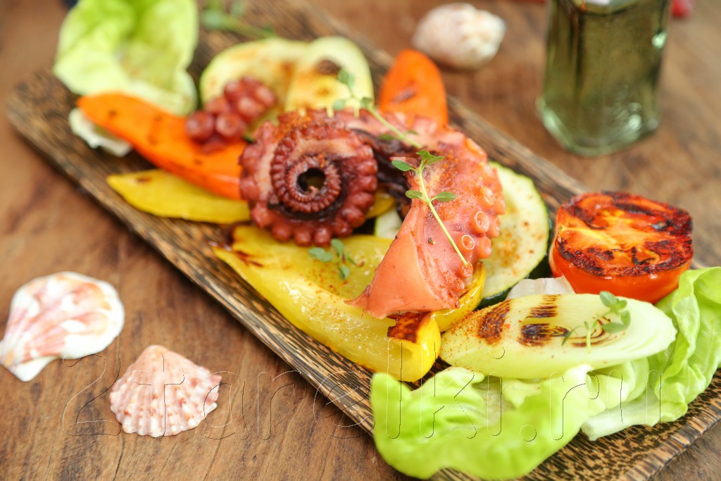 Теплый салат с осьминогом и овощами-гриль