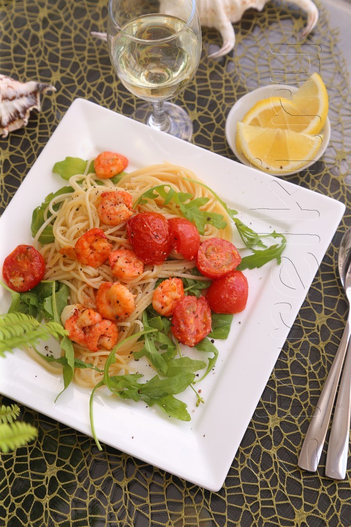 Спагетти с креветками и рукколой